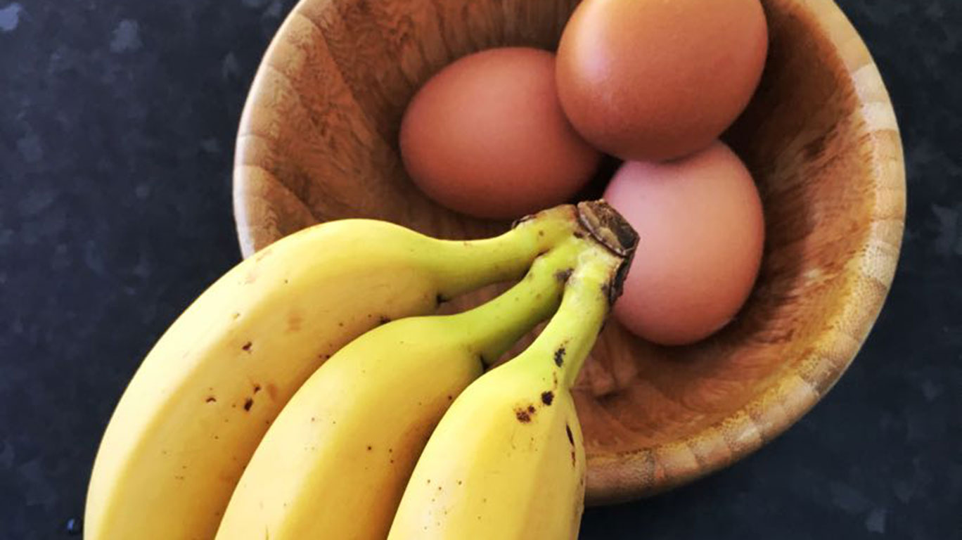Why choose a hard-boiled egg and a banana as a healthy snack choice